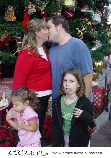 Zobacz reakcję dzieci na pocałunek rodziców- Też tak macie haha?!