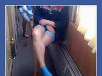 Co poszło nie tak, że założyła to na stopy? W pociągu?! To chyba przegrany zakład :D