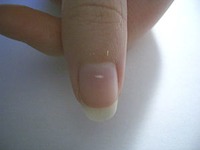Oto co tak naprawdę oznaczają takie białe plamki na paznokciach